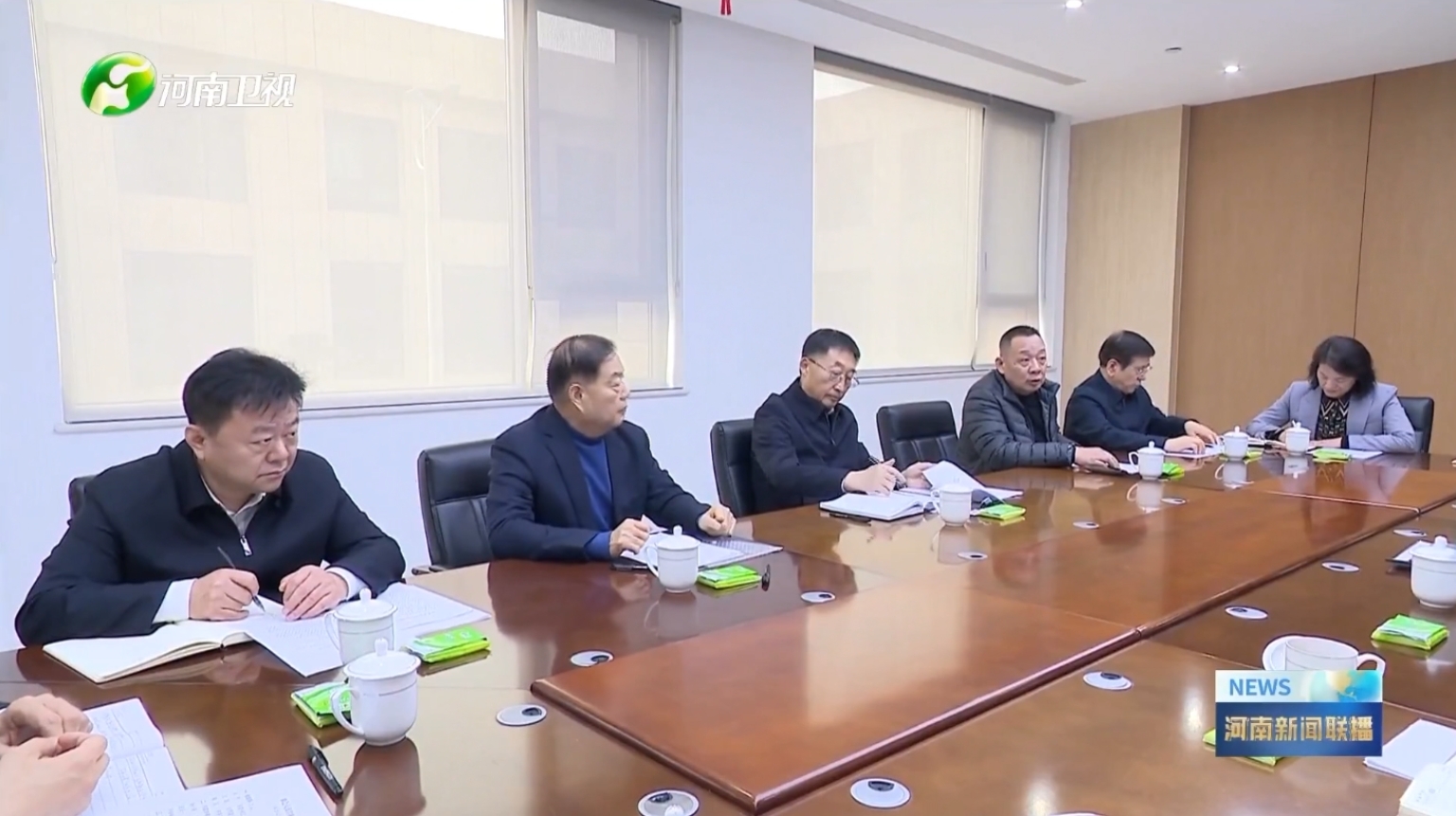 河南衛(wèi)視新聞聯(lián)播報道森源集團黨委書記、創(chuàng)始人楚金甫參加省委書記劉寧在許昌召開的民營企業(yè)座談會